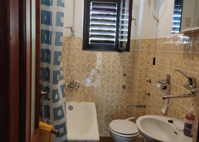 4 Bedrooms 50-70m To The Sea Until 11 People