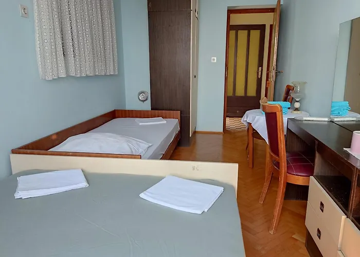 4 Bedrooms 50-70m To The Sea Until 11 People