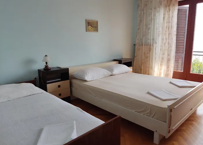 4 Bedrooms 50-70m To The Sea Until 11 People